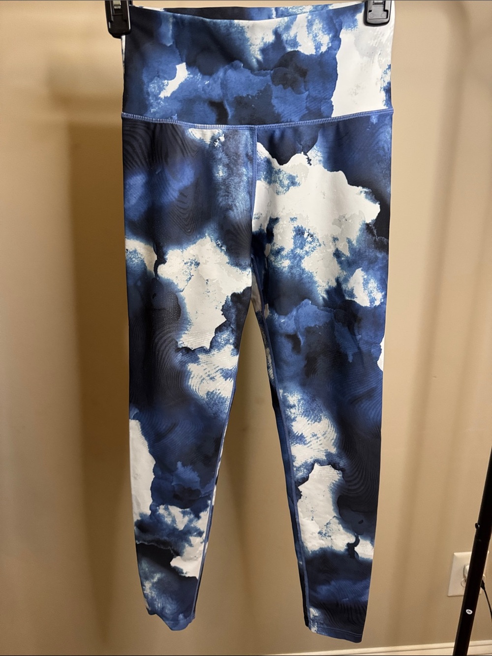 Kensie Blue and White Abstract High-Rise Leggings
